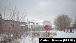 Еще один кусок земли, где тихо ветшают здания военных