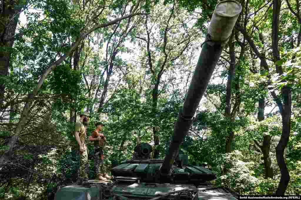 &laquo;Ми йдемо у наступальні дії час від часу. Якщо знаємо, що неподалік є противник, то здебільшого працюємо по посадках. Якщо ми знаємо, що там техніка, то вже працюємо вогнем з гармати. Ця машина, як ми її називаємо російський &laquo;Лендліз&raquo;, була&nbsp;&nbsp;віджата в російських військових на&nbsp;&nbsp;Харківщині. Чим добра, що бачить і вдень, і вночі на 4 кілометри&raquo;, &ndash; каже Володимир, військовий 30-ї окремої механізованої бригади