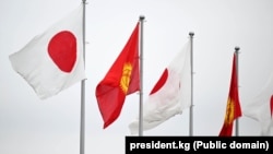 Кыргызстан менен Жапониянын желектери
