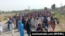 د دته خېلو او شوال کډوال د خپلو غوښتنو لپاره په بنو کې د احتجاجي لاریون پر مهال ـ د اکتوبر ۱۲مې انځور.