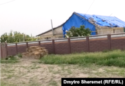 В декого у Посад-Покровському дахи накриті тільки плівкою