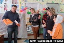 Вручення книжок дітям і дорослим