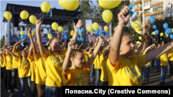 Діти під час святкування Дня Незалежності України в Попасній у 2018 році – на їхніх футболках написи «Луганщина – це Україна»