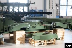 Деталі пускової установки ЗРК NASAMS під час виробництва на складальній лінії заводу оборонної та аерокосмічної зброї Kongsberg у Конгсберзі, Норвегія, 30 січня 2023 року