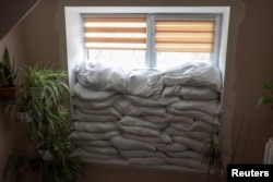 Мішки з піском на вікні в пологовому, Покровськ, 29 червня 2022 року