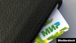 Карта российской платежной системы «Мир». Иллюстративное фото