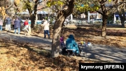 Aqmescitteki Gagarin parkında satqan qadın