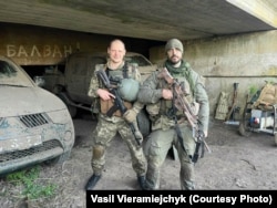 Василь Верамейчик (ліворуч) у зоні бойових дій. Україна