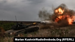 Ukrayina tankları Donbasta Ateş aça, Ukrayina Silâlı quvetleriniñ tankçıları Donetsk vilâyetinde gizli mevzilerden Rusiye ordusına ateş aça, 2022 senesi