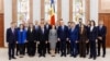 Președinta Republicii Moldova, Maia Sandu, președintele Parlamentului Moldoneav, Igor Grosu, și membrii noului guvern de la Chișinău. 