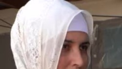 Отчаявшаяся таджикистанка пытается отдать детей в школу-интернат 