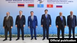 ЕАЭБга мүчө өлкөлөрдүн өкмөт башчылары. Солдон оңго карай - Никол Пашинян, Роман Головченко, Аскар Мамин, Улукбек Марипов, Михаил Мишустин жана ЕЭК коллегиясынын төрагасы Михаил Мясникович. Чолпон-Ата. 20-август, 2021-жыл. 