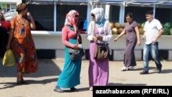 Gara bazarda dollar söwdasy bilen meşgullanýan aýal-gyzlar. Türkmenistan