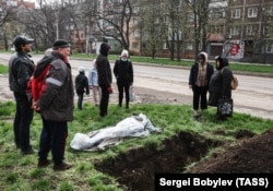 Похорон місцевого жителя на одній з вулиць Маріуполя