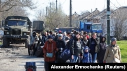 Люди в очікуванні евакуації, Маріуполь, 20 квітня 2022 року