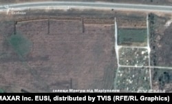 Супутниковий знімок вірогідного місця масового поховання у селищі Мангуш, 9 квітня 2022 року