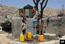 Кобулдаги қудуқдан сув олаётган эркак (архив).