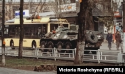 Російський БТР пересувається вулицями Херсону. Квітень 2022 року