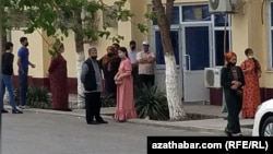 Ашхабадцы у магазина. Апрель, 2022. 