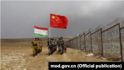 Тәжікстан мен Қытай сарбаздары екі елдің шекарасы бойында сап түзеп кетіп барады. 17 қыркүйек 2017 жыл.
