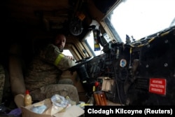 Украинский военный в кабине MRAP Wolfhound британского производства, январь 2023 года