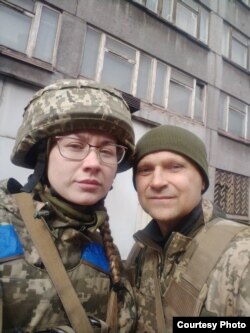 Це фото подружжя Струтинських зробили на фоні заводу «Азовмаш» на згадку, думаючи, що більше не побачаться. Фото з сімейного архіву