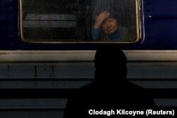 Тетяна дивиться на Анатолія з вікна евакуаційного потягу. Покровськ, 8 січня 2023 року