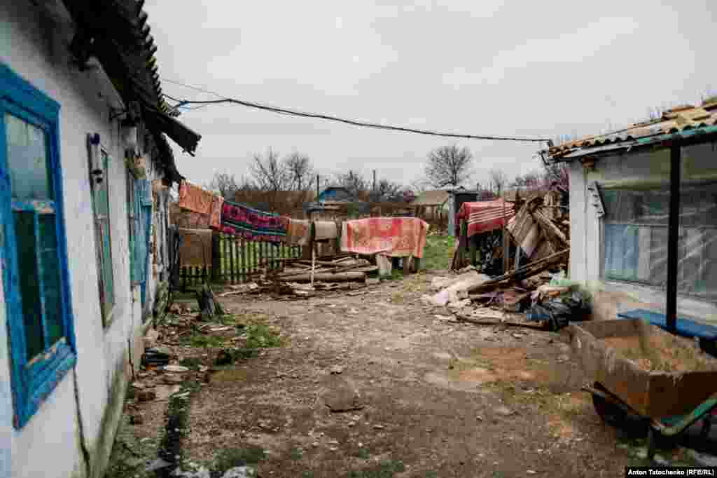 Подвір&#39;я після обстрілу у Благодатному