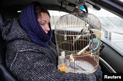 Люди евакуюються з Маріуполя