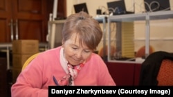 Кыргызстандын журналисттеринин Этикалык кодексине өзгөртүү-толуктоолор киргизилгенден кийин кол коюу учуру.