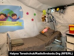 Місце для дитини у наметі польового госпіталю