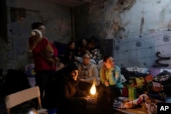 Люди у бомбосховищі в Маріуполі, 6 березня 2022 року