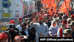 د عوامي نیشنل ګوند د خيبر پښتونخوا صوبايي مشر اېمل خان له خپلو پلويانو سره لاريون کوي ـ پخوانی انځور