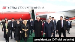 Өзбекстан президенті Шавкат Мирзияев Ташкентке ресми сапармен келген Түркия президенті Режеп Тайып Ердоғанды қарсы алды.  29 наурыз 2022 жыл