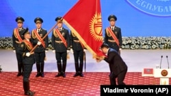 Инаугурация маалында президент Садыр Жапаров тууну өөп жаткан учур. 2021-жыл. 