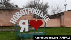 Комендантська година – ледь не єдине, що нагадує людям про війну у Новотроїцькому