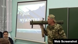 Школьникам показывают гранатомет на "Уроке мужества" в Ставропольском крае