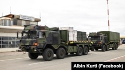 Пристигнување на дроновите на аеродромот во Приштина на 8 октомври 2025 година.