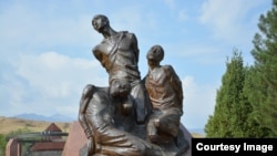 Айрым эгеменчил бабаларыбыз 1991-жылы 30-августта "Ата-Бейит" эскерүү жайында кайрадан арууланып жерге берилген.