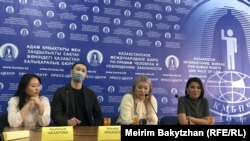 Адвокат Айнара Айдарханова (третья слева) на пресс-конференции в поддержку Айгерим Тлеужановой. Алматы, 26 декабря 2022 года