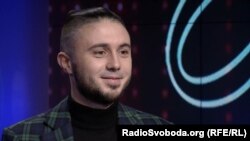 Спочатку Тарас Тополя обороняв оточений армією РФ Київ, а згодом поїхав на передову рятувати поранених українських військових на окупованій Росією частині Харківщини