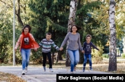 Ельміра з дітьми