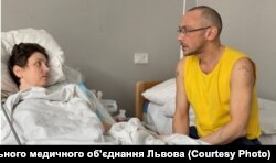 Ольга Жученко з чоловіком у львівській лікарні