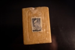 Гаспадарчае мыла на выставе з выявамі дыктатараў як сымбаль таго, што яны спрабавалі змыць зь сябе чужую кроў, а іх саміх часта ў выніку забівалі