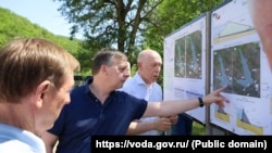 Глава Федерального агентства водных ресурсов Дмитрий Кириллов обсудил вопрос строительства новых водохранилищ в Крыму во время своего визита на полуостров 7 июня 2025 года