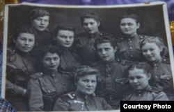 Хатипа Сафина (самая крайняя слева) вместе с подругами по фронту.