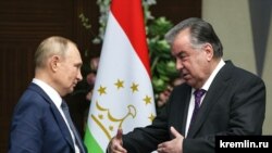 Rusiye prezidenti Vladimir Putin ve Tacikistan prezidenti Emomali Rahmon Mustaqil devletler dostluğınıñ reberler sammiti vaqtında. Astana, Qazahistan, 2022 senesi oktâbrniñ 14-ü