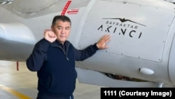 Председатель ГКНБ Камчыбек Ташиев и ударный БПЛА Bayraktar Akinci. Октябрь 2022 года. 