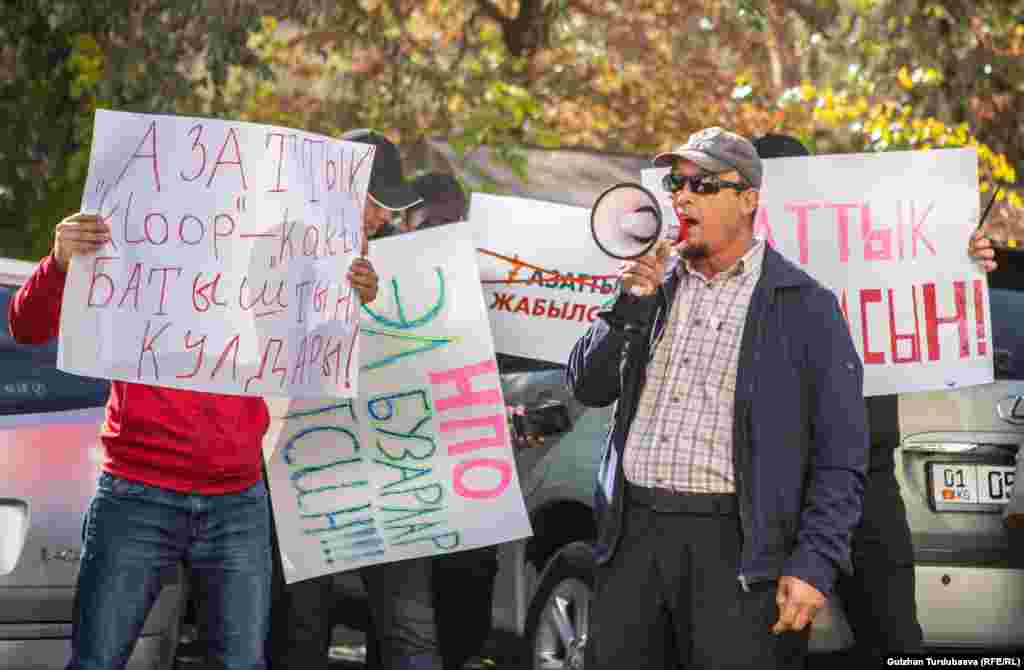 Эркин медиаларды жабуу талабы менен &quot;Азаттыктын&quot; кеңсесинин алдына чыккан митингде Бажы кызматынын мурдагы төрагасынын орун басары, коррупцияга айыпталып, күнөөсүн моюнга алып камалып чыккан Райымбек Матраимовдун жактоосучу Илимбек Исраилов модераторлук кылды. 13-октябрь, 2022-жыл. Бишкек.