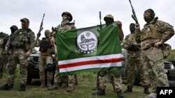 Бойцы чеченского добровольческого батальона имени Джохара Дудаева во время тренировки в Киевской области. 27 августа 2022 года